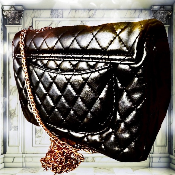 Elegant Quilted Black Leather and Gold Chain Bag - Picture 2 of 6